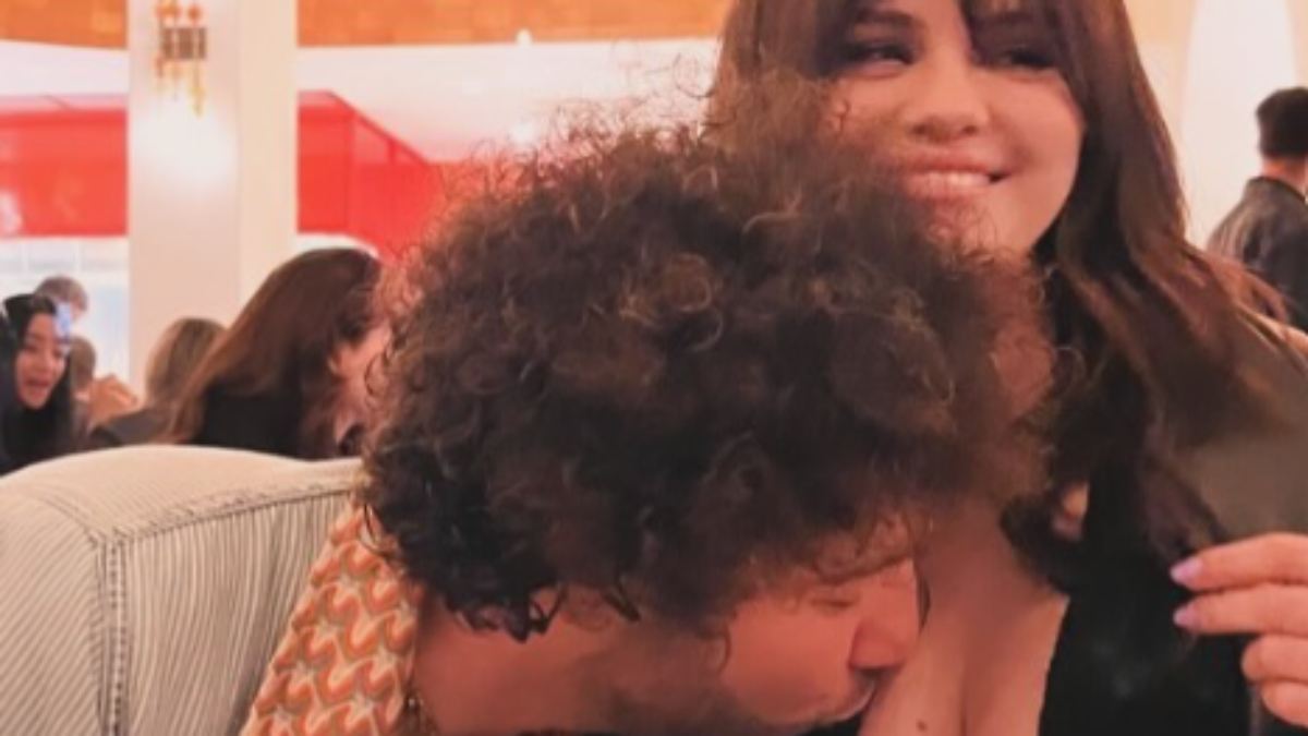 Brust-Kuss-f-r-die-S-ngerin-Selena-Gomez-teilt-besonders-intimen-Schnappschuss